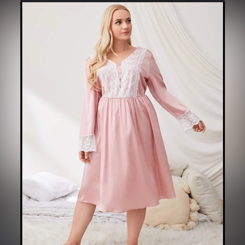 $7 PLUS SIZE NIGHTGOWN. WORN ONCE. SIZE 1X. $7 IF BUNDLED